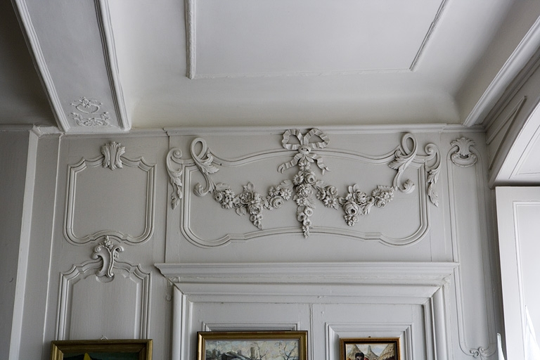Intérieur, rez-de-chaussée : détail de la partie supérieure de deux lambris du salon. © Yves Sancey / Région Bourgogne-Franche-Comté, Inventaire du patrimoine - 2007