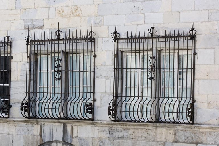 Détail de deux fenêtres du rez-de-chaussée avec leurs grilles. © Yves Sancey / Région Bourgogne-Franche-Comté, Inventaire du patrimoine - 2007
