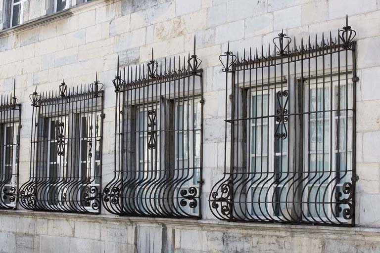 Détail des grilles de fenêtres au rez-de-chaussée, vue rapprochée. © Yves Sancey / Région Bourgogne-Franche-Comté, Inventaire du patrimoine - 2007