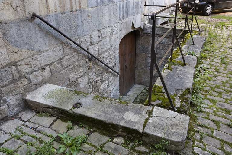 Logis principal : détail de l'entrée du sous-sol. © Yves Sancey / Région Bourgogne-Franche-Comté, Inventaire du patrimoine - 2007
