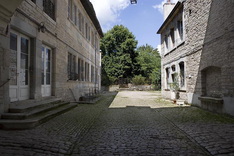 Vue de la cour depuis le portail d'entrée. © Yves Sancey / Région Bourgogne-Franche-Comté, Inventaire du patrimoine - 2007