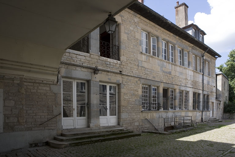 Vue de la façade sur cour du logis principal depuis le portail d'entrée. © Yves Sancey / Région Bourgogne-Franche-Comté, Inventaire du patrimoine - 2007