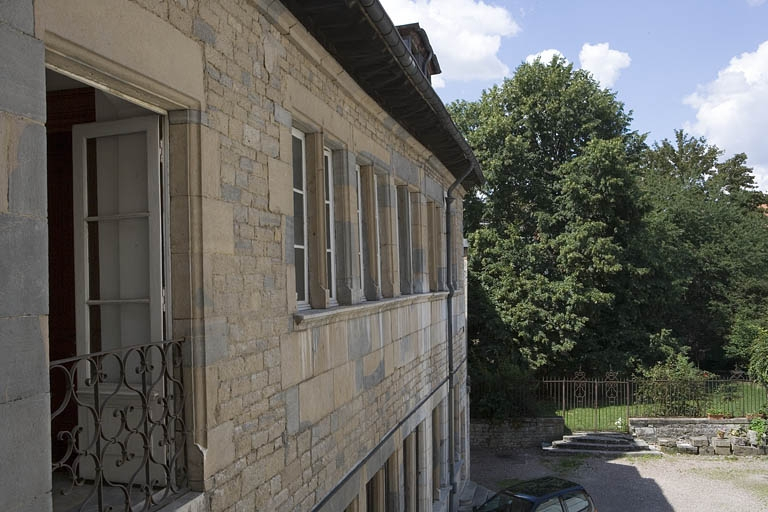 Détail du premier étage de la façade sur cour du logis principal, depuis le premier étage de l'aile d'entrée. © Yves Sancey / Région Bourgogne-Franche-Comté, Inventaire du patrimoine - 2007
