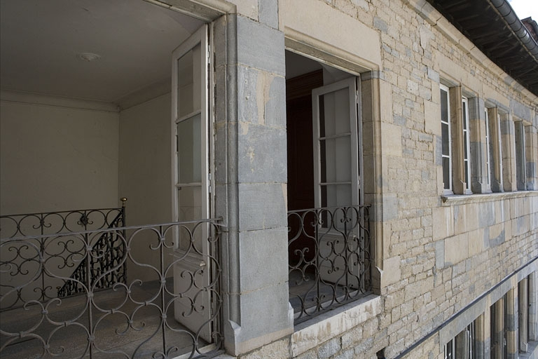 Détail de la cage de l'escalier d'honneur, depuis le premier étage de l'aile d'entrée. © Yves Sancey / Région Bourgogne-Franche-Comté, Inventaire du patrimoine - 2007