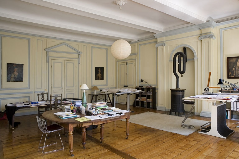 Intérieur, premier étage : vue d'ensemble de l'antichambre depuis l'entrée, de trois quarts. © Yves Sancey / Région Bourgogne-Franche-Comté, Inventaire du patrimoine - 2007
