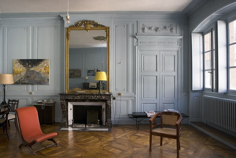 Intérieur, premier étage : vue d'ensemble de la cheminée du salon. © Yves Sancey / Région Bourgogne-Franche-Comté, Inventaire du patrimoine - 2007