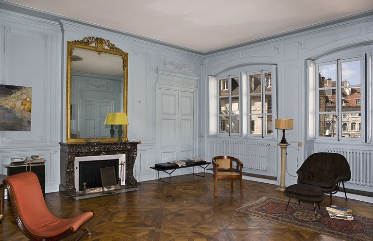 Intérieur, premier étage : vue d'ensemble du salon depuis l'entrée. © Yves Sancey / Région Bourgogne-Franche-Comté, Inventaire du patrimoine - 2007