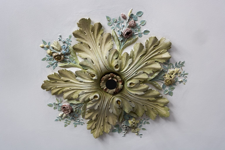 Intérieur, premier étage : détail de la rosace du plafond. © Yves Sancey / Région Bourgogne-Franche-Comté, Inventaire du patrimoine - 2007