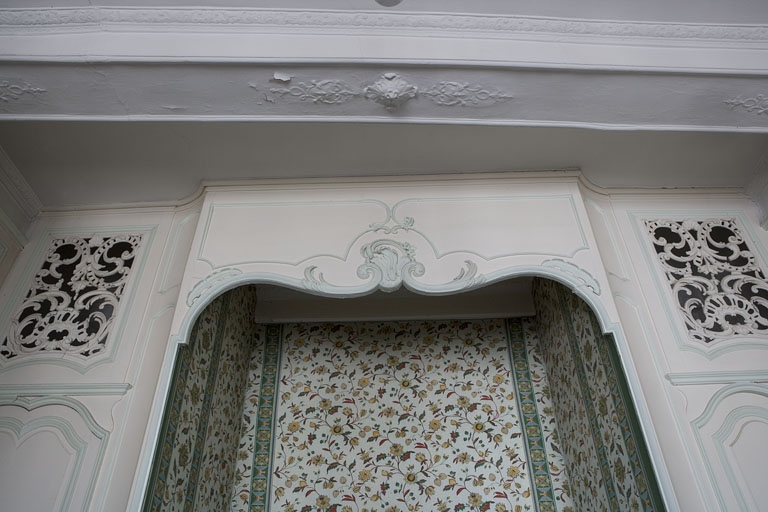 Intérieur, premier étage : détail de la partie supérieure de l'alcôve de la chambre sur rue, à droite du salon. © Yves Sancey / Région Bourgogne-Franche-Comté, Inventaire du patrimoine - 2007