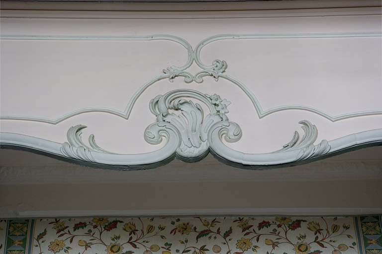 Intérieur, premier étage : détail du décor central, partie supérieure de l'alcôve de la chambre sur rue, à droite du salon. © Yves Sancey / Région Bourgogne-Franche-Comté, Inventaire du patrimoine - 2007