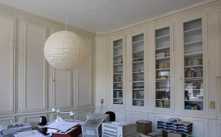 Intérieur, premier étage : vue d'ensemble de la bibliothèque. © Yves Sancey / Région Bourgogne-Franche-Comté, Inventaire du patrimoine - 2007