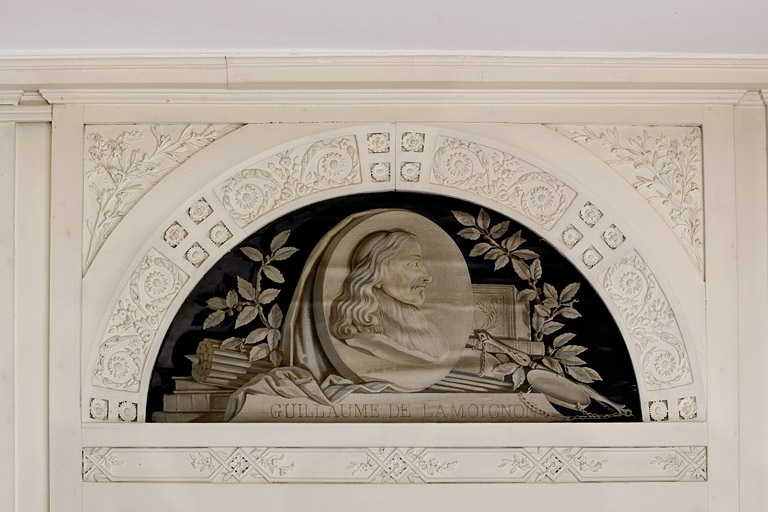 Intérieur, premier étage : détail d'un dessus de porte de la bibliothèque avec portrait en grisaille de Guillaume de Lamoignon. © Yves Sancey / Région Bourgogne-Franche-Comté, Inventaire du patrimoine - 2007