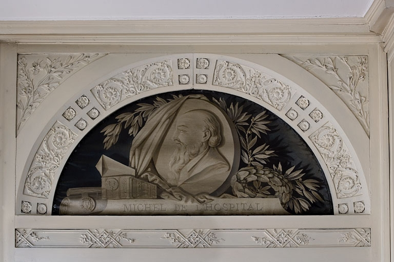 Intérieur, premier étage : détail d'un dessus de porte de la bibliothèque avec portrait en grisaille de Michel de L'hospital. © Yves Sancey / Région Bourgogne-Franche-Comté, Inventaire du patrimoine - 2007