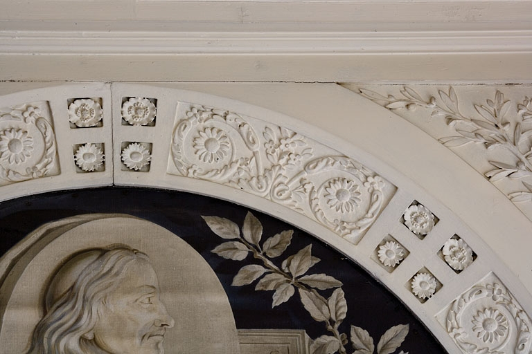 Intérieur, premier étage : détail du décor sculpté, partie supérieure d'un dessus de porte de la bibliothèque. © Yves Sancey / Région Bourgogne-Franche-Comté, Inventaire du patrimoine - 2007