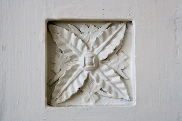 Intérieur, premier étage : détail d'un décor de quatrefeuille, lambris de la bibliothèque. © Yves Sancey / Région Bourgogne-Franche-Comté, Inventaire du patrimoine - 2007
