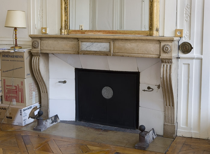 Intérieur, premier étage : détail de la cheminée de la bibliothèque. © Yves Sancey / Région Bourgogne-Franche-Comté, Inventaire du patrimoine - 2007