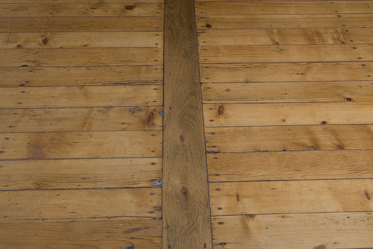 Intérieur, premier étage : détail du plancher de l'antichambre. © Yves Sancey / Région Bourgogne-Franche-Comté, Inventaire du patrimoine - 2007