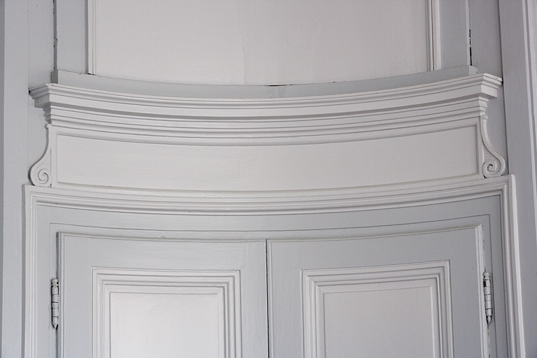 Intérieur, premier étage : détail de la partie supérieure d'un angle de la chambre à gauche du salon. © Yves Sancey / Région Bourgogne-Franche-Comté, Inventaire du patrimoine - 2007