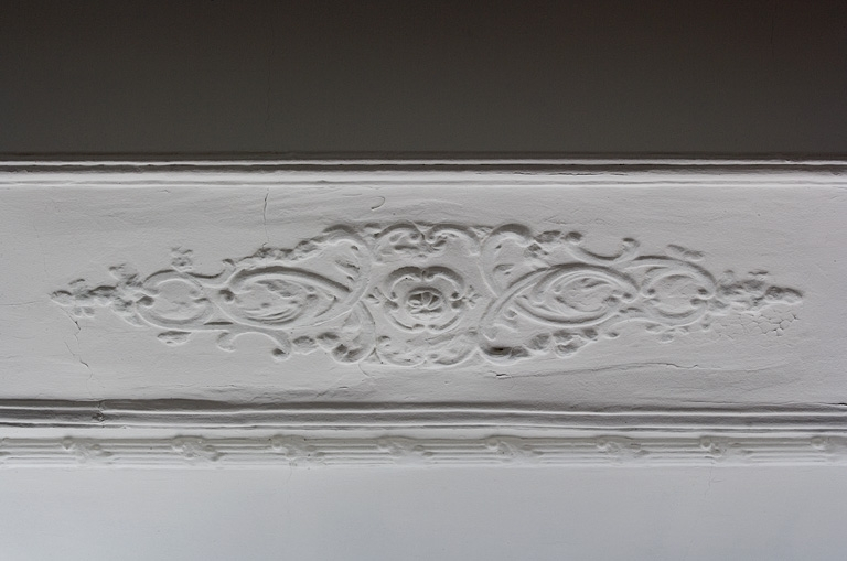 Intérieur, premier étage : détail d'un décor sur une poutre du plafond, chambre à gauche du salon. © Yves Sancey / Région Bourgogne-Franche-Comté, Inventaire du patrimoine - 2007