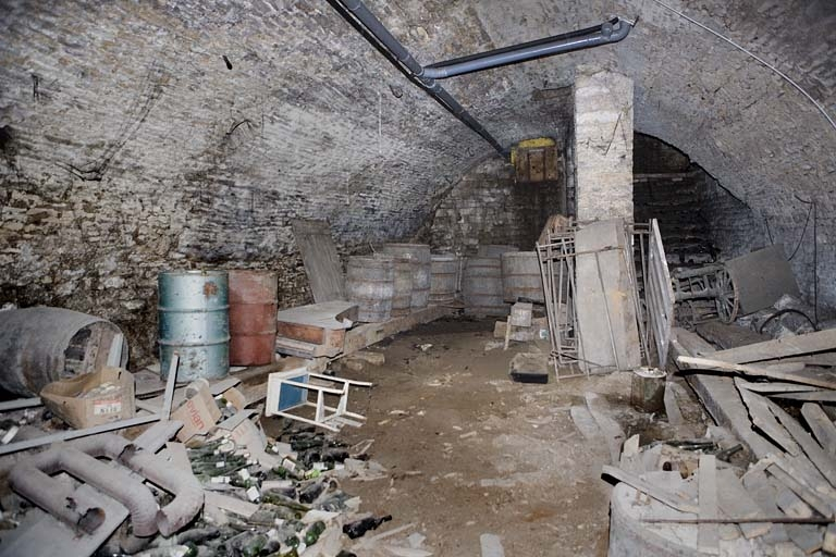 Intérieur, sous-sol : vue de la cave gauche, depuis l'entrée. © Yves Sancey / Région Bourgogne-Franche-Comté, Inventaire du patrimoine - 2007