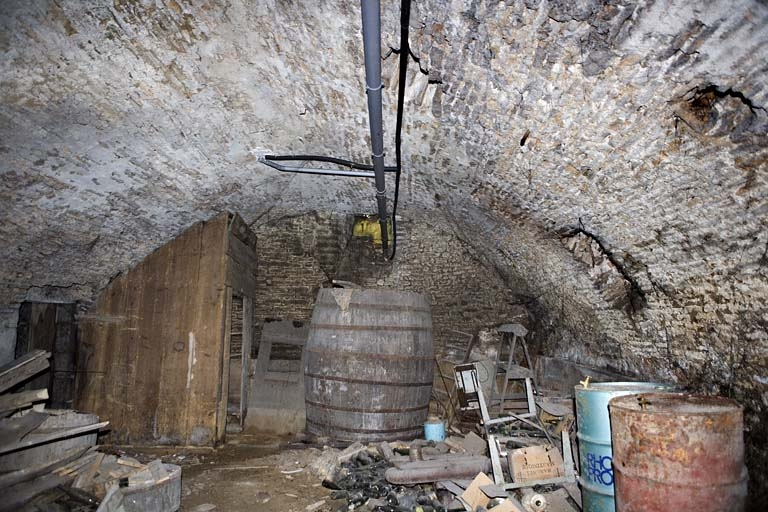 Intérieur, sous-sol : vue de la cave gauche, avec la réserve à bouteilles © Yves Sancey / Région Bourgogne-Franche-Comté, Inventaire du patrimoine - 2007