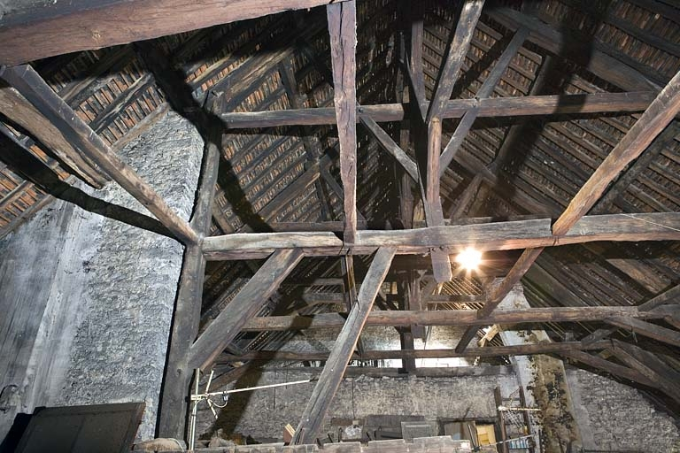 Intérieur, comble : vue d'ensemble de la charpente depuis le fond du grenier. © Yves Sancey / Région Bourgogne-Franche-Comté, Inventaire du patrimoine - 2007