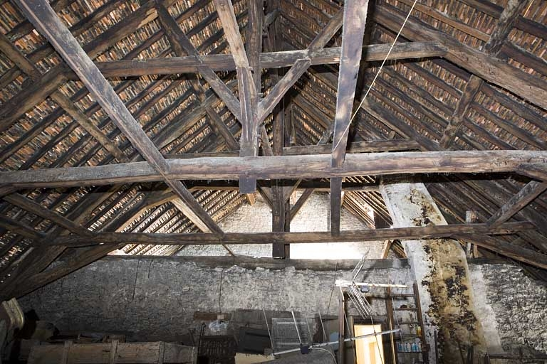 Intérieur, comble : vue de la charpente depuis le fond du grenier, vue rapprochée. © Yves Sancey / Région Bourgogne-Franche-Comté, Inventaire du patrimoine - 2007