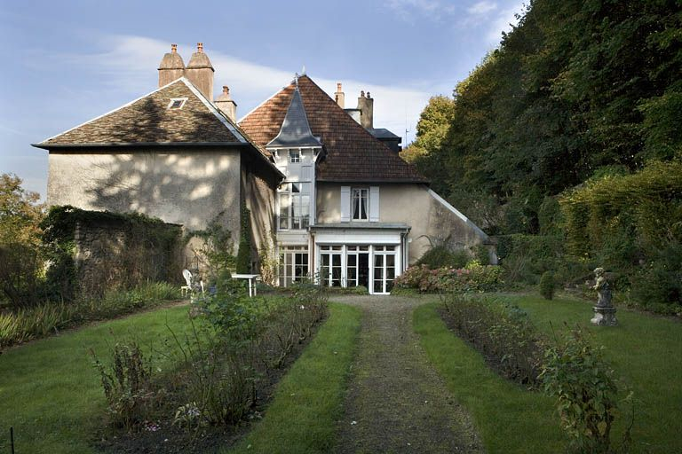 Façade latérale droite : vue éloignée depuis le fond du jardin. © Yves Sancey / Région Bourgogne-Franche-Comté, Inventaire du patrimoine - 2007