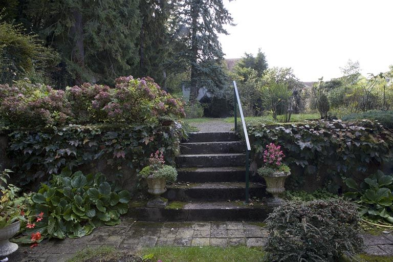 Vue du jardin à droite de l'édifice depuis la courette. © Yves Sancey / Région Bourgogne-Franche-Comté, Inventaire du patrimoine - 2007