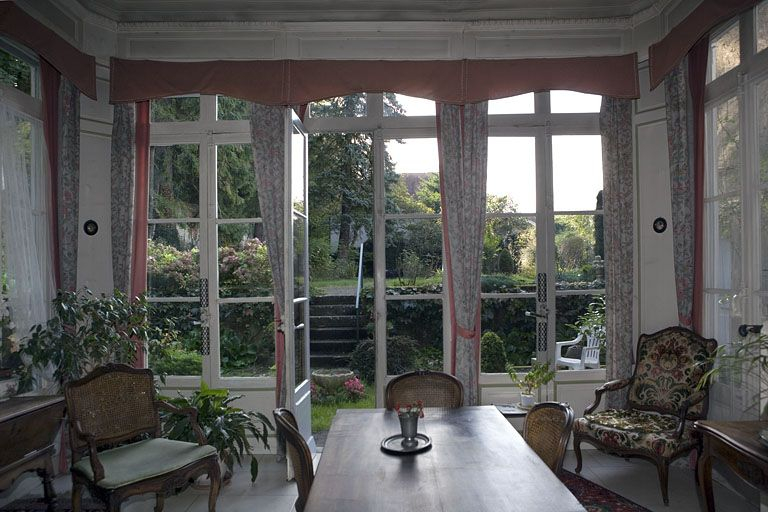 Intérieur : vue d'ensemble de la salle à manger d'été depuis le fond de la pièce. © Yves Sancey / Région Bourgogne-Franche-Comté, Inventaire du patrimoine - 2007