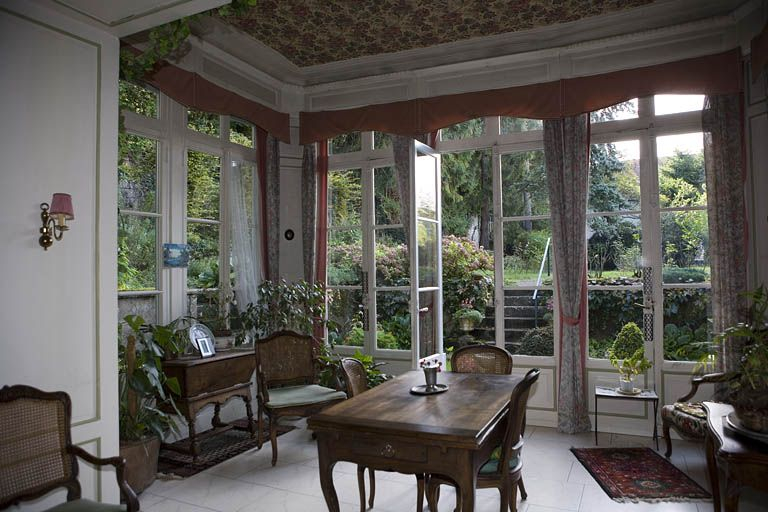 Intérieur : vue d'ensemble de la salle à manger d'été de trois quarts droit. © Yves Sancey / Région Bourgogne-Franche-Comté, Inventaire du patrimoine - 2007