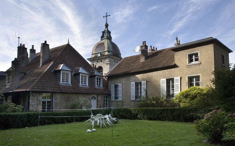 Vue d'ensemble de l'aile gauche depuis le jardin situé à gauche de la maison. © Yves Sancey / Région Bourgogne-Franche-Comté, Inventaire du patrimoine - 2007