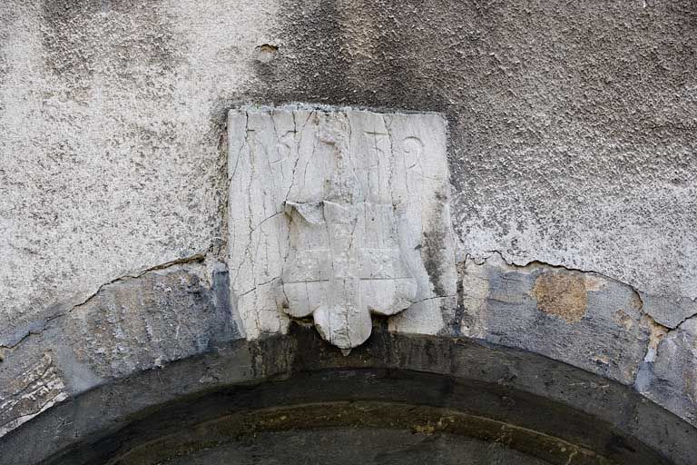 Détail d'un blason daté 1532 sur une entrée de cave. © Yves Sancey / Région Bourgogne-Franche-Comté, Inventaire du patrimoine - 2007