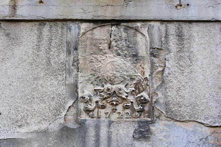 Détail d'un blason bûché daté 1722 sur une baie du rez-de-chaussée. © Yves Sancey / Région Bourgogne-Franche-Comté, Inventaire du patrimoine - 2007
