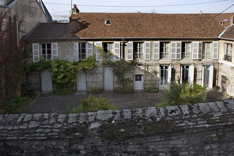Vue d'ensemble de la façade postérieure depuis le jardin de l'hôtel Franchet de Rans. © Yves Sancey / Région Bourgogne-Franche-Comté, Inventaire du patrimoine - 2007