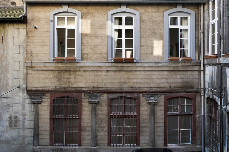 Vue d'ensemble du portique à droite de la deuxième cour. © Yves Sancey / Région Bourgogne-Franche-Comté, Inventaire du patrimoine - 2007