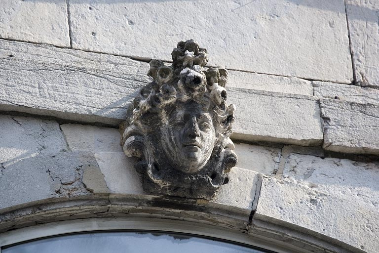 Détail de la clé d'une fenêtre au premier étage sur rue : figure coiffée d'un amas de fleurs. © Yves Sancey / Région Bourgogne-Franche-Comté, Inventaire du patrimoine - 2007