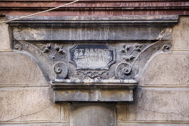 Détail du chapiteau du portique portant l'inscription latine "et considère la fin". © Yves Sancey / Région Bourgogne-Franche-Comté, Inventaire du patrimoine - 2007