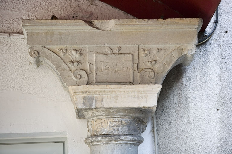 Détail du chapiteau de la colonne droite : entrée du logis secondaire au fond de la deuxième cour. © Yves Sancey / Région Bourgogne-Franche-Comté, Inventaire du patrimoine - 2007