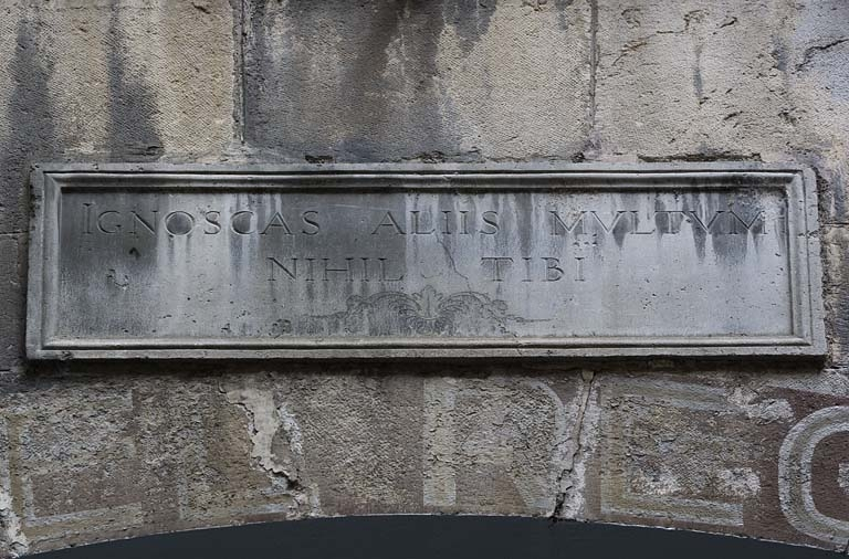 Première cour : détail d'une inscription latine. © Yves Sancey / Région Bourgogne-Franche-Comté, Inventaire du patrimoine - 2007