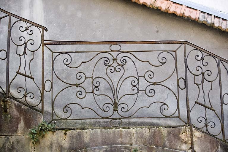 Détail de la rampe en fer forgé de l'escalier isolé dans la deuxième cour. © Yves Sancey / Région Bourgogne-Franche-Comté, Inventaire du patrimoine - 2007