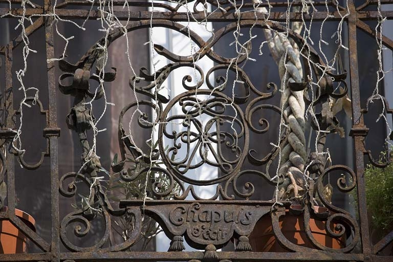 Détail de la grille du balcon : premier étage sur rue. © Yves Sancey / Région Bourgogne-Franche-Comté, Inventaire du patrimoine - 2007