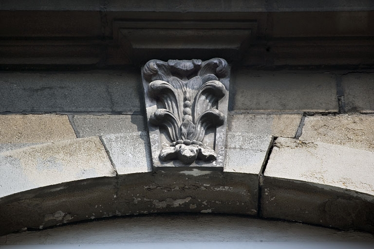 Détail d'une clé sur une fenêtre du deuxième étage sur rue. © Yves Sancey / Région Bourgogne-Franche-Comté, Inventaire du patrimoine - 2007