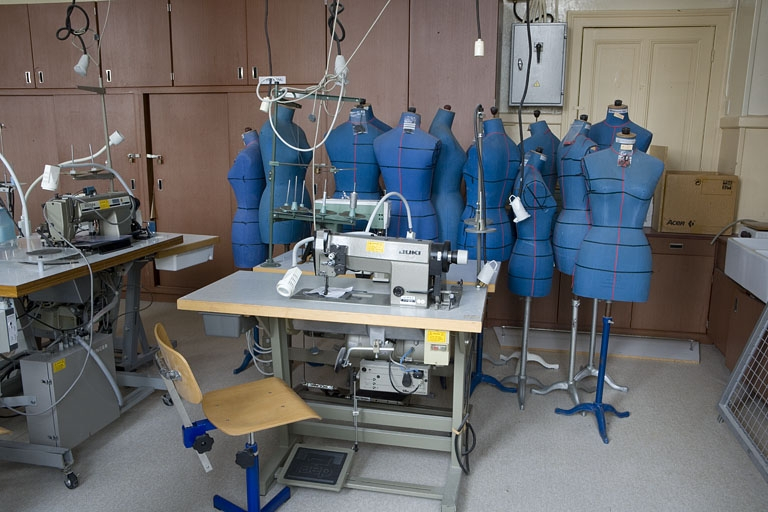 Bâtiment B. Vue intérieure partie arrière de l'atelier couture. Détail mannequins. © Yves Sancey / Région Bourgogne-Franche-Comté, Inventaire du patrimoine - 2007