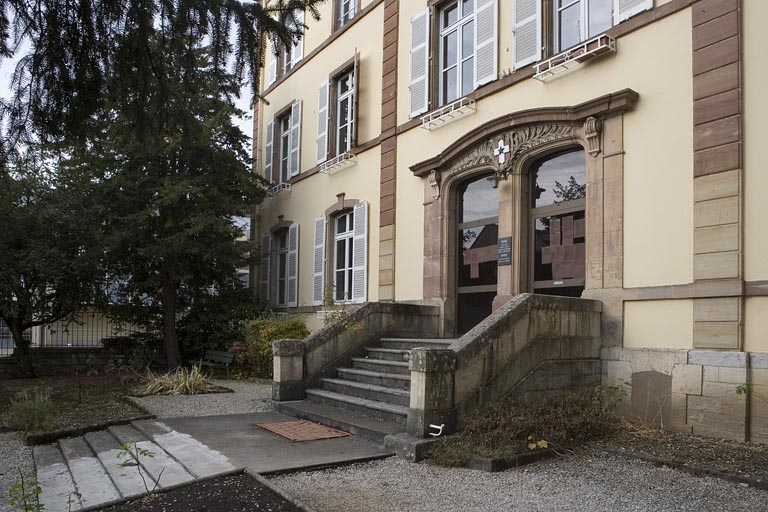 Vue latérale façade antérieure bâtiment A. Perron et porte d'entrée. © Yves Sancey / Région Bourgogne-Franche-Comté, Inventaire du patrimoine - 2007
