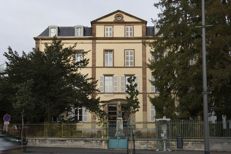 Vue d'ensemble façade antérieure bâtiment A depuis avenue. © Yves Sancey / Région Bourgogne-Franche-Comté, Inventaire du patrimoine - 2007