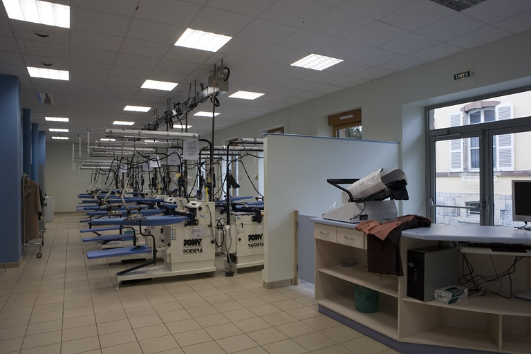 Bâtiment B. Vue salle travaux pratiques pressing. © Yves Sancey / Région Bourgogne-Franche-Comté, Inventaire du patrimoine - 2007