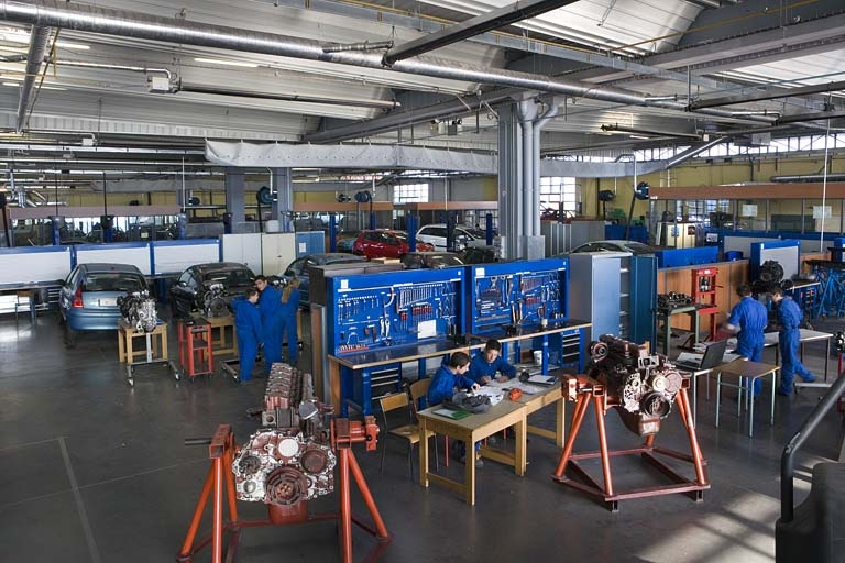 Bâtiment F. Atelier automobile. Mécanique poids lourds et carrosserie. © Yves Sancey / Région Bourgogne-Franche-Comté, Inventaire du patrimoine - 2007
