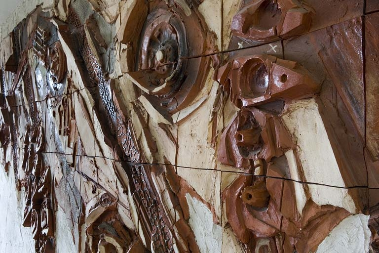 Bâtiment D. Détail haut-relief de Martine Planchat. © Yves Sancey / Région Bourgogne-Franche-Comté, Inventaire du patrimoine - 2007
