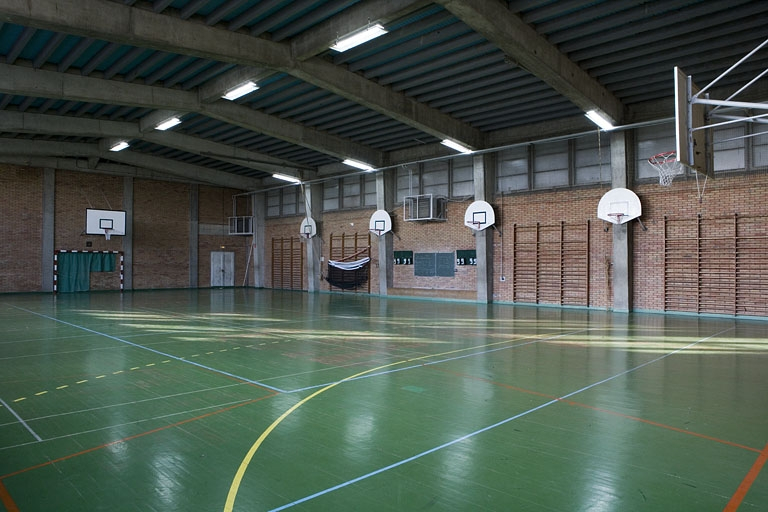 Bâtiment G. Vue intérieure du grand gymnase. © Yves Sancey / Région Bourgogne-Franche-Comté, Inventaire du patrimoine - 2007